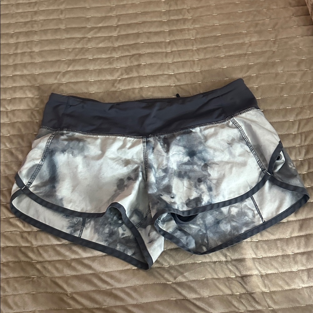 LULULEMON SPEED SHORTS 4-WAY STRETCH SPRAY DYE GREY/BLACK SIZE 4 lined